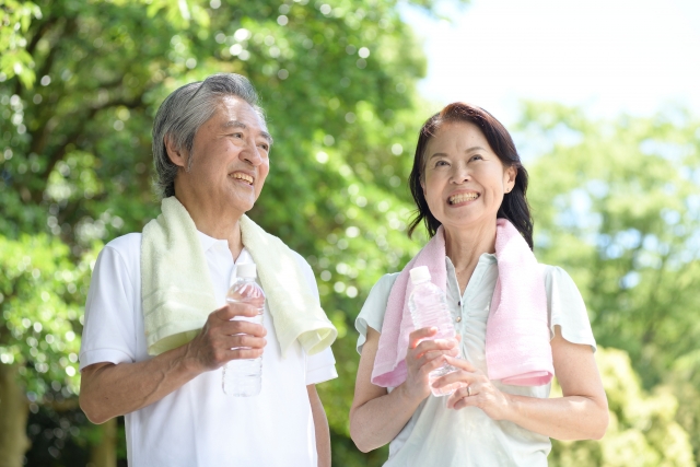 笑顔で散歩するシニア夫婦