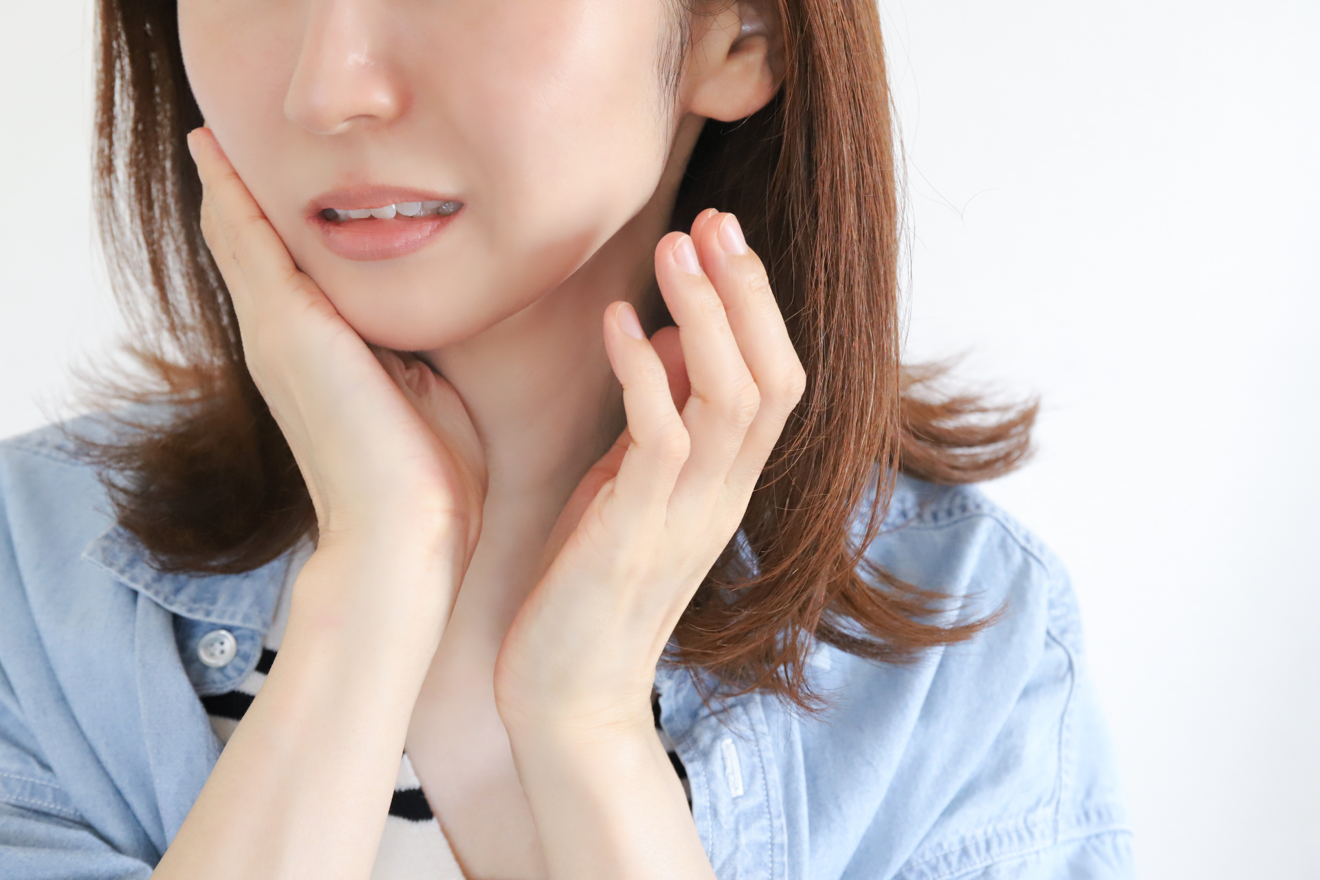 頬に手を当てて歯のことを心配する女性